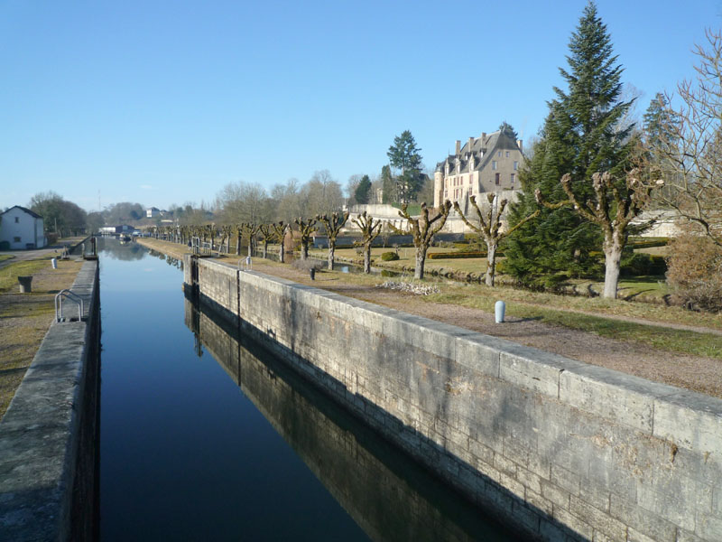 Le canal à Châtillon en Bazois